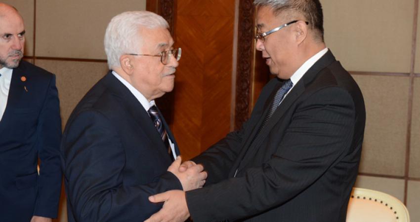 عباس والمبعوث الصيني