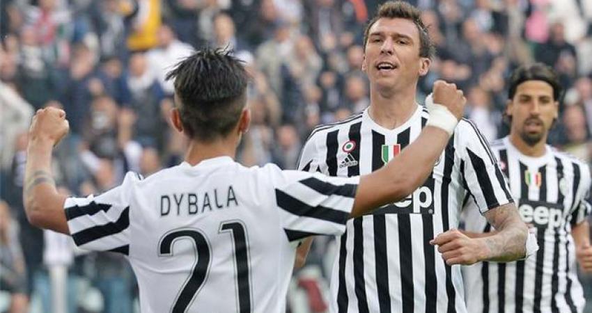 ماندوزكيتش وديبالا لاعبي يوفنتوس