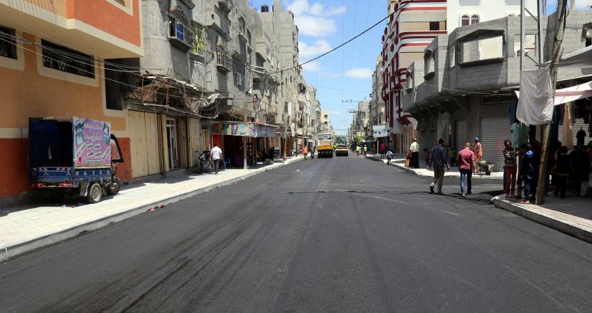 بلدية خان يونس تنجز تعبيد شارع الترنس بحي الأمل