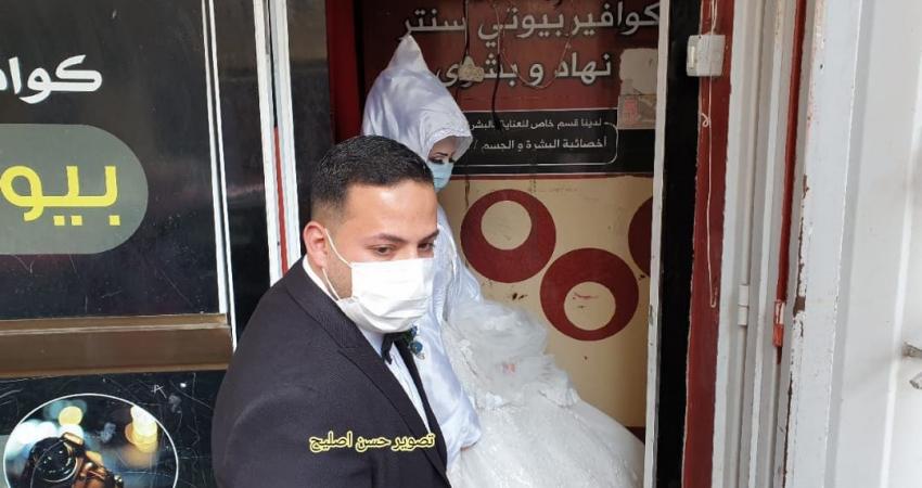 عروسان من غزة يقيمان مراسم الزفاف في البيت بسبب "كورونا"