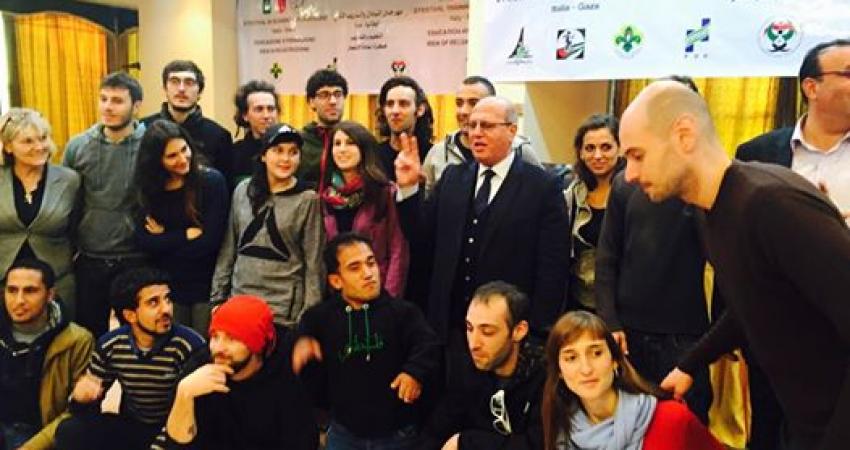 النائب جمال الخضري خلال لقاء وفد تضامني إيطالي