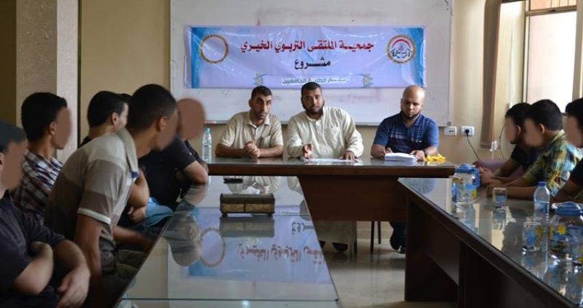 صورة خبر توزيع الملتقى التربوي مساعدات مالية لطلاب الجامعات بالنصيرات