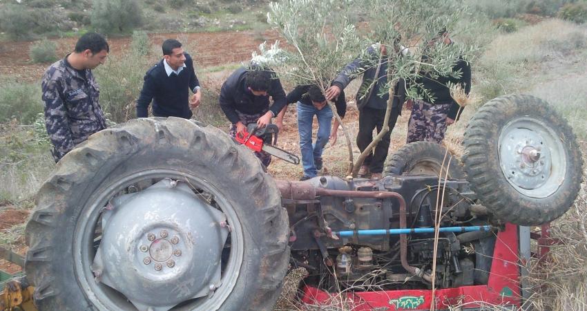 توفي أربعة مواطنين فلسطينيين، صباح اليوم الاثنين، في حادث انقلاب جرار زراعي في بلدة 