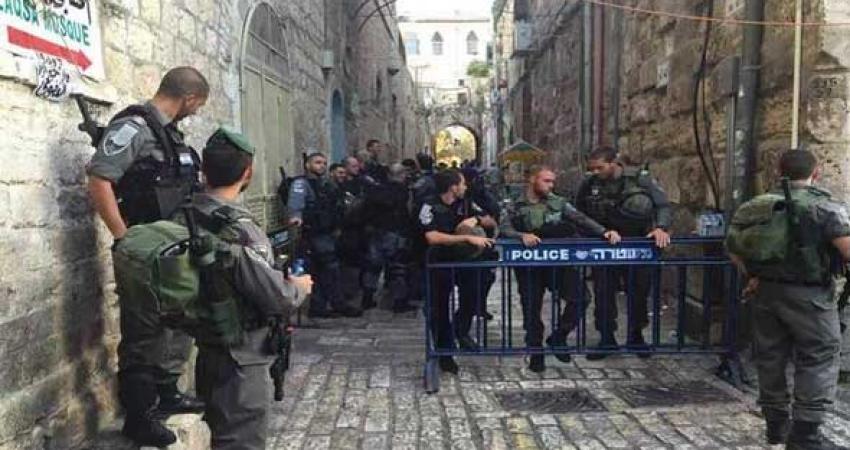 الاحتلال يعتدي على عائلة مقدسية قرب الأقصى