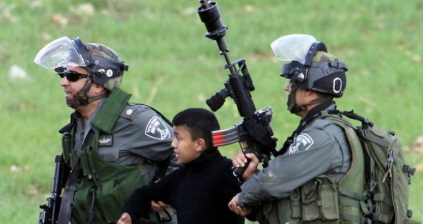 الاحتلال يعتقل طفلا من بيت أمر شمال الخليل