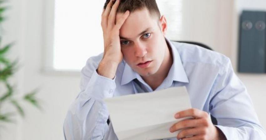 تضحكين في المواقف المحزنة؟ لست الوحيدة فالأمر طبيعي وهذا تفسير العلم لذلك!