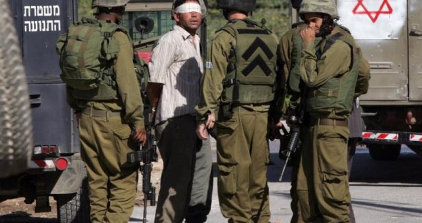 الاحتلال يحتجز عمال لجنة إعمار الخليل