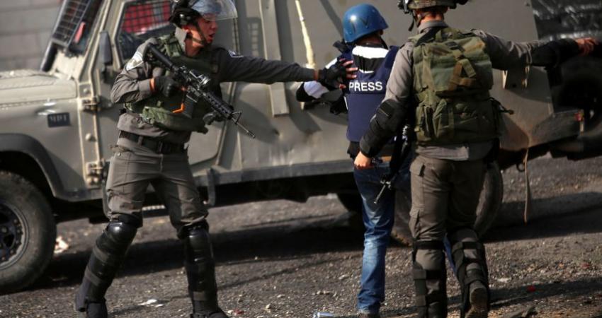 233 انتهاكا احتلاليا بحق الصحفيين الفلسطينيين بالنصف الأول من العام