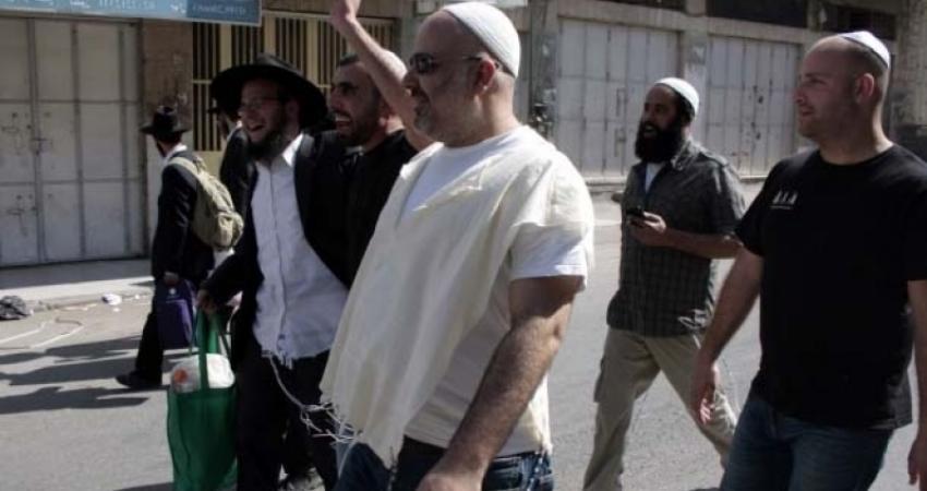 مستوطنون يهاجمون منزلين في البلدة القديمة وسط الخليل