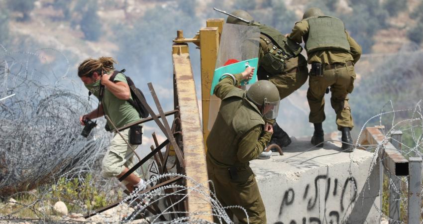 الاحتلال يعتقل مواطنا وناشطا إسرائيليا بمسيرة بلعين الأسبوعية