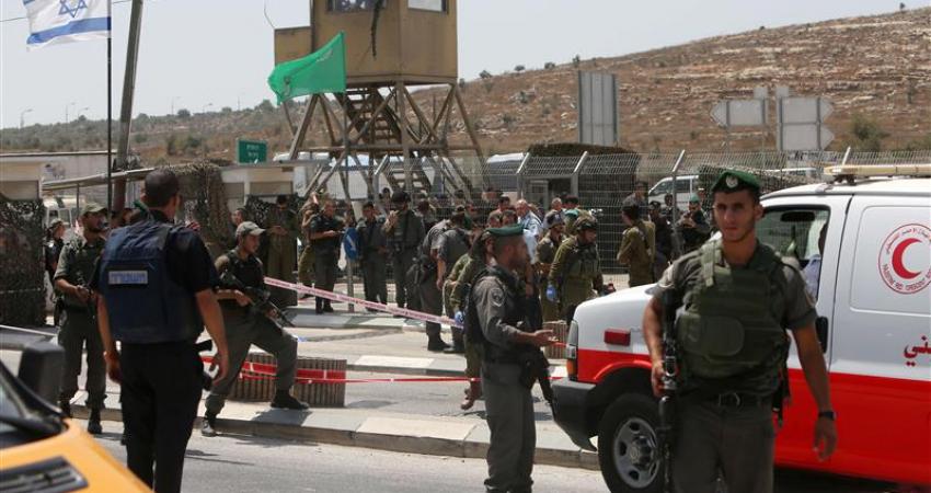 اعتقال 10 عمال بدعوى حيازتهم تصاريح مزيفة