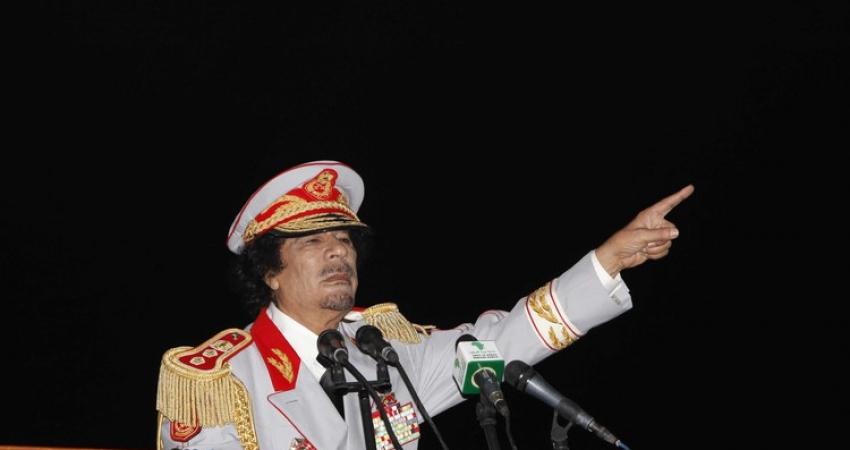 دقيقتان في الخلاء مع القذافي