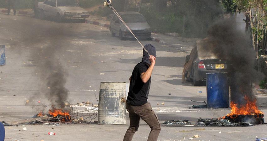 الاحتلال يعتقل طفلا ويصيب آخر على مدخل نعلين
