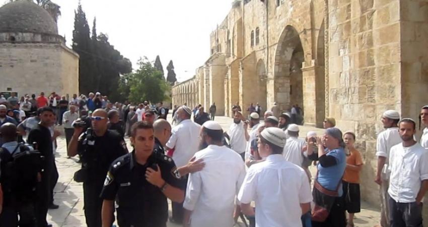 اقتحمتْ مجموعات من قطعان المستوطنين، باحاتِ المسجد الأقصى المبارك، صباح اليوم الثلاثاء، بحمايةٍ أمنية من شرطة الاحتلالِ الإسرائيلي، في استفزازٍ واضح وفاضح لمشاعر المسلمين والمرابطين في المسجدِ الأقصى المبارك.  وأفادت مراسلتنا، أن عددًا من المستوطنين اقتحم