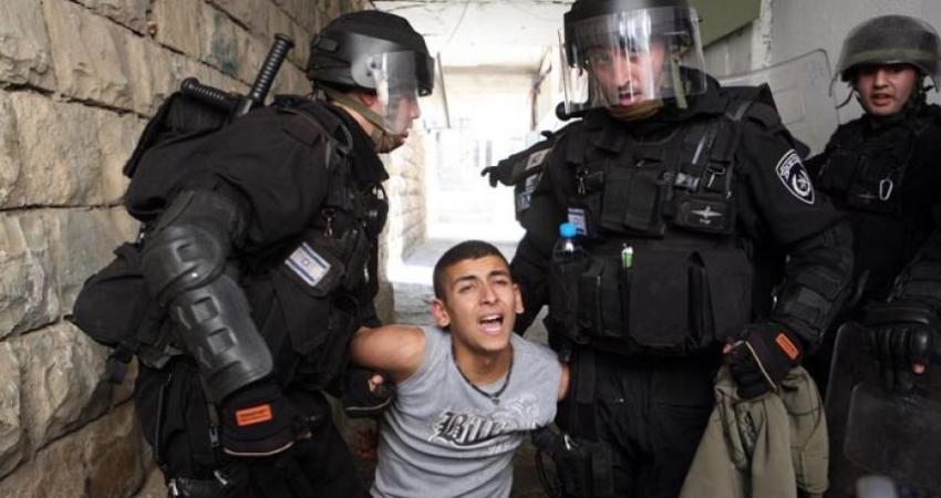 الاحتلال يعتقل طفلا مقدسيا من أمام منزله
