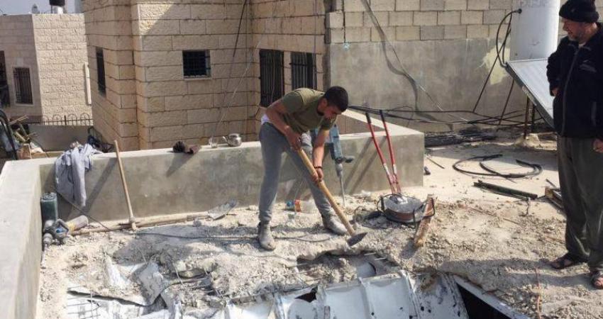 مواطن مقدسي يهدم منزله