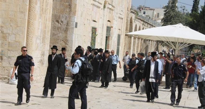 مستوطنون تحت حماية جنود الاحتلال يقتحمون الأقصى
