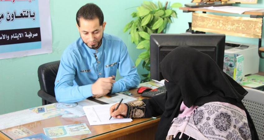 الجمعية الاسلامية بخان يونس توزع كفالات نقدية للأيتام