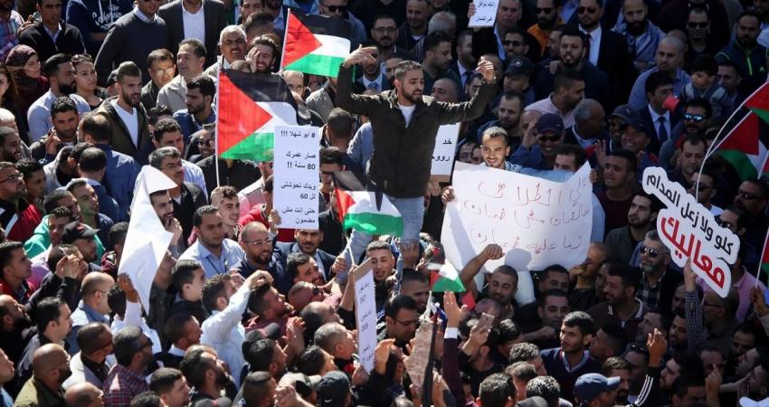 صحيفة بريطانية: استياء فلسطيني من "مافيا" عباس