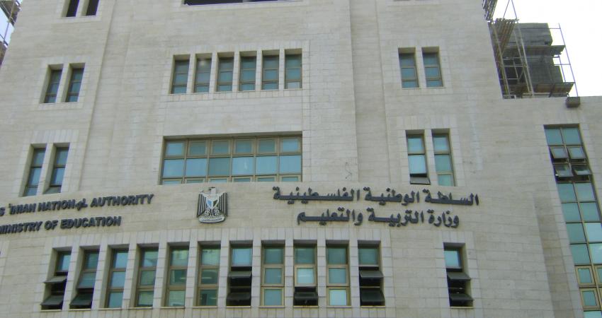 التعليم بغزة: إيقاف معلم ظهر يضرب طلابه وتشكيل لجنة تحقيق