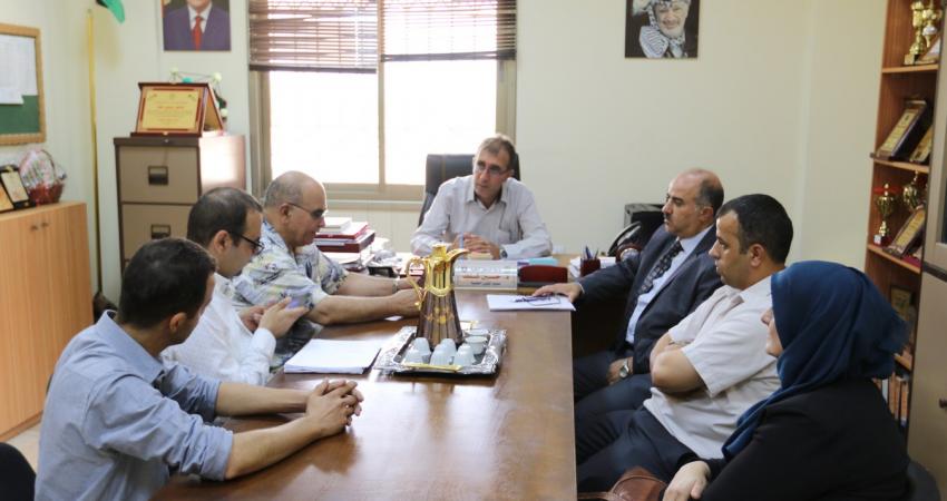 المدير التنفيذي للجمعية الخيرية المتحدة للأراضي المقدسة يزور جامعة خضوري