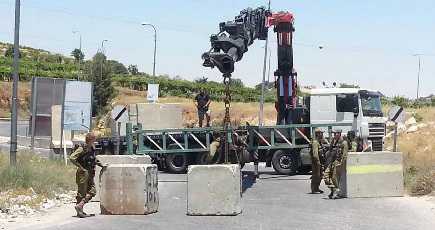 مدخل بلدة السموع وإغلاقه بالمكعبات الإسمنتية