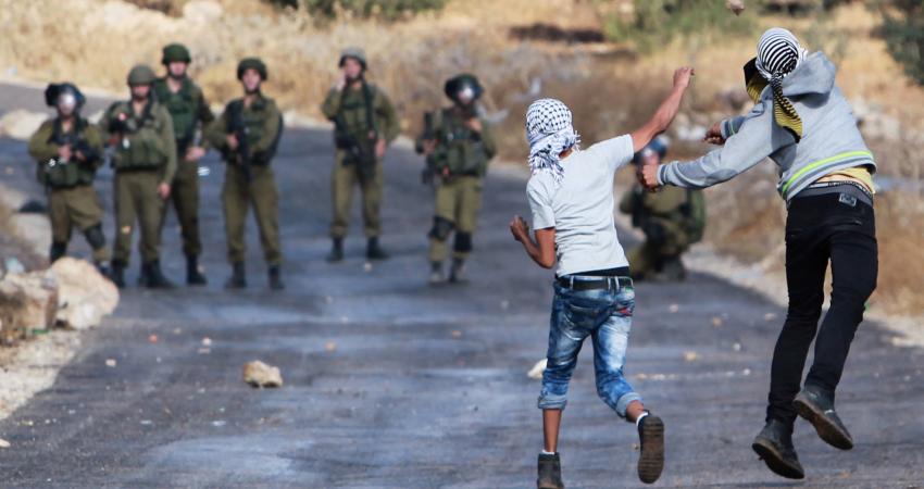 أصيب، اليوم الإثنين، شاب، بالرصاص المعدني المغلف بالمطاط، خلال مواجهات مع قوات الاحتلال الاسرائيلي في قرية النبي صالح، شمال غرب رام الله.  وذكر الناشط في مقاومة الجدار والاستيطان بلال التميمي لـ