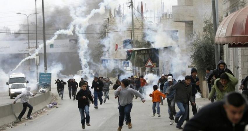 أصيب عدد من المواطنين بالاختناق والاغماء، خلال مواجهات اندلعت صباح اليوم عقب اقتحام قوات الاحتلال مخيم الدهيشة في بيت لحم. واعتقلت قوات الاحتلال خلال اقتحامها لـ 