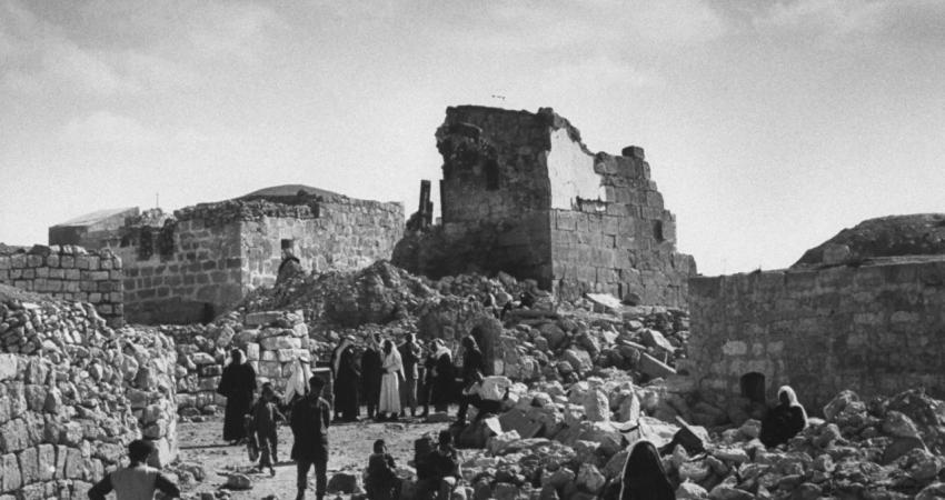 شهد العالم يوم 14تشرين أول/ أكتوبر 1953م، بدء أحداث مجزرة قرية قبية قرب رام الله، التي نفذتها العصابات الصهيونية، واستشهد خلالها سبعة وستين مواطناً بالإضافة إلى عشرات الجرحى.  كما تخلل هذه المجزرة تدمير ستة وخمسين منزلاً ومسجد القرية ومدرستها وخزان المياه