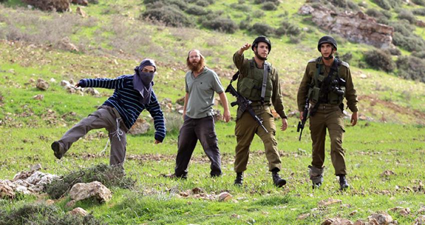 مستوطنون يسرقون أراضي المواطنين تحت حماية جنود الاحتلال