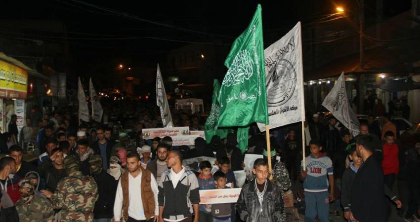 مسيرة غاضبة لحماس وسط القطاع تنديداً بالمؤامرة
