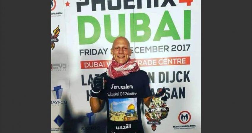 القيسي اعتذر للرعاة والشركات الداعمة له عن وضع الشعارات الخاصة بها على قميصه (الجزيرة)