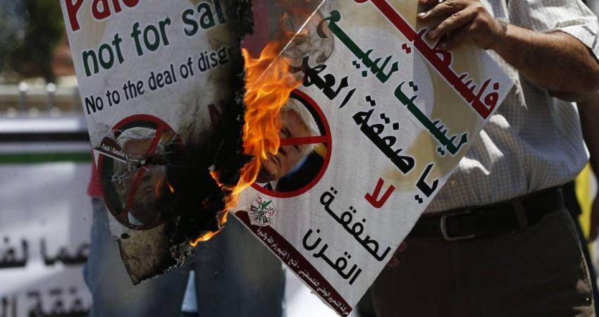 77707915_Palestinians-burn-portraits-of-US-President-Donald-Trump-during-a-demonstration-in-the-West