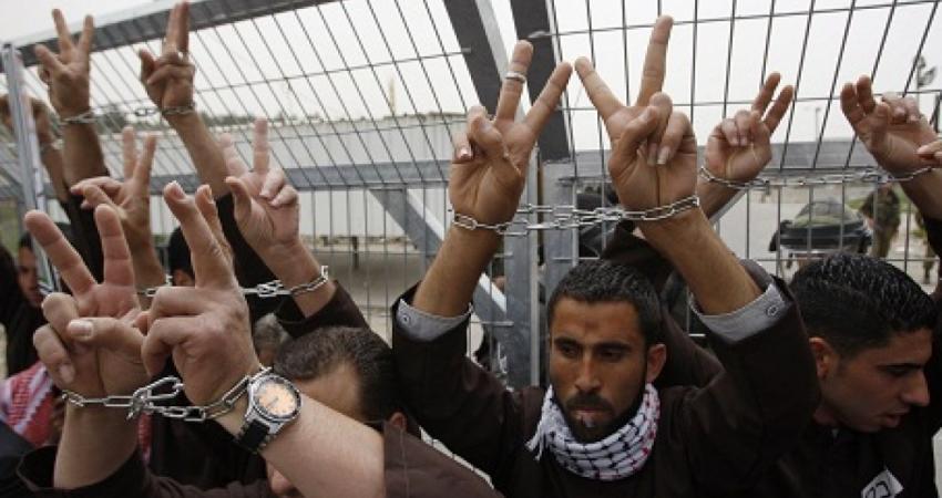 الاحتلال يفرج عن أسيرين من القسام والجهاد بالوسطى