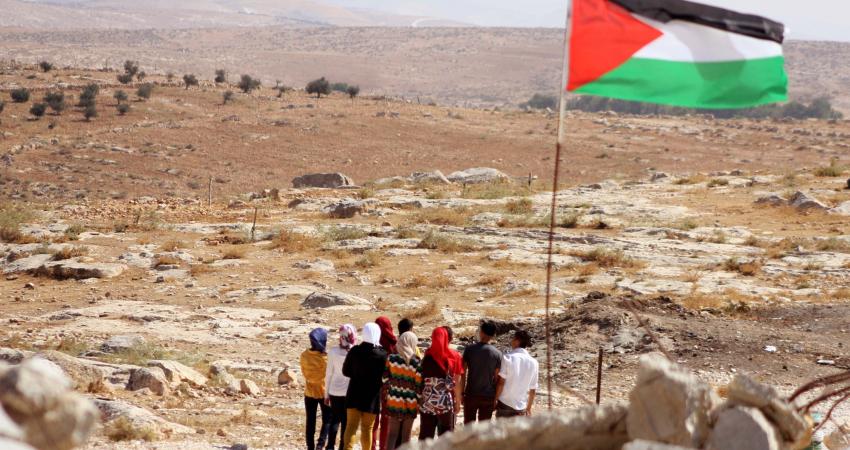 الاحتلال يمنع مزارعين من استصلاح أراضيهم بمسافر يطا