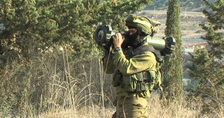 صاروخ تاكت لدى أحد جنود المشاة الإسرائيليين