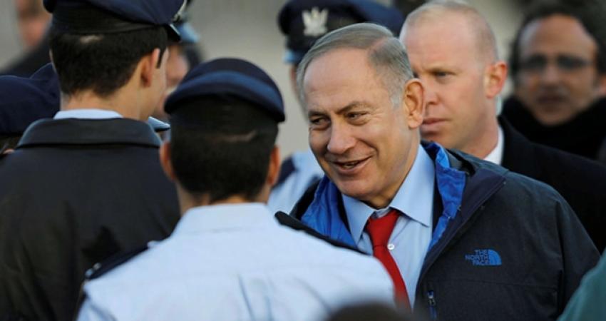 بعد التحقيق معه يوم أمس، الإثنين، لساعات في مسكنه في القدس بشبهة تلقي الرشاوى، من المتوقع أن يجري محققو الشرطة تحقيقا آخر مع رئيس الحكومة، بنيامين نتنياهو، يوم الجمعة القادم.  وعلم أن التحقيق سيكون أيضا غير محدودا من ناحية الوقت.  يشار إلى أن التحقيق قد ت