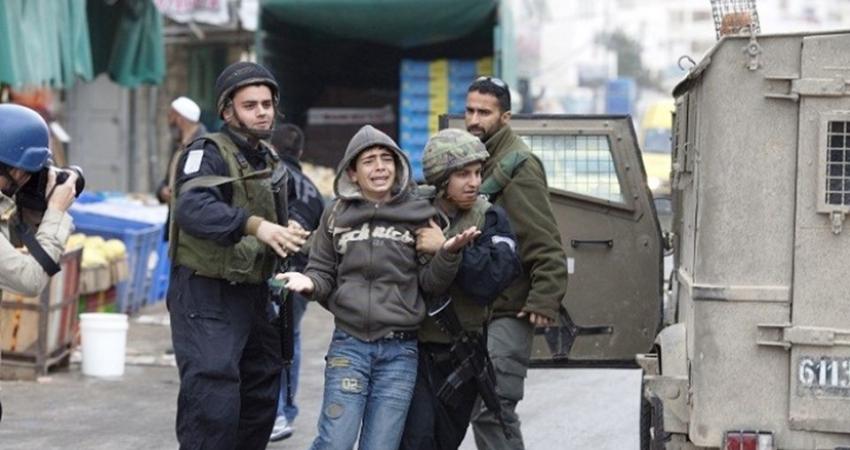 اعتقال طفل على يد جنود الاحتلال