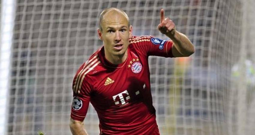 كشف آريين روبن، جناح بايرن ميونيخ، عن كواليس انتقاله من ريال مدريد إلى صفوف البايرن عام 2009، الذي كان يعتقد وقتها أنه "خطوة إلى الوراء"، حسب وصف اللاعب.  وقال روبن، في تصريحات لشبكة "فوكس سبورتس"، نقلها موقع "فور فور تو"، اليوم، الأحد، "كان صيفًا غريبًا 