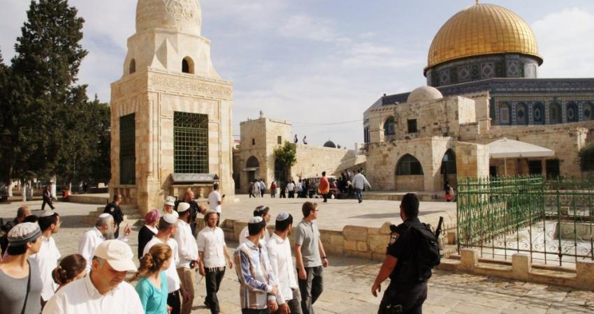 اقتحام للأقصى واعتقال معلمة وشابين من القدس
