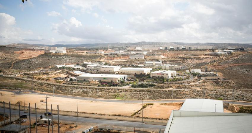 الاحتلال يصادق على إقامة منطقة صناعية ضخمة وراء الخط الأخضر