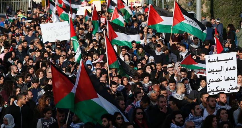 الآلاف يشاركون في 