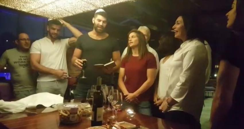 فريق الجودو الإسرائيلي يؤدي أغاني يهودية في أبوظبي