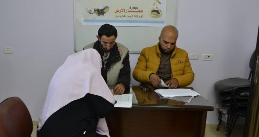 صورة خبر توزيع الملتقى التربوي مساعدات مالية على فقراء النصيرات