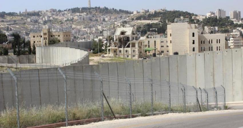 الاحتلال ينوي نشر جنوده في ضواحي القدس التي فصلها جدار الضم العنصري
