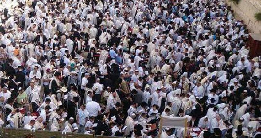 خلال أداء اليهود الصلوات التلمودية