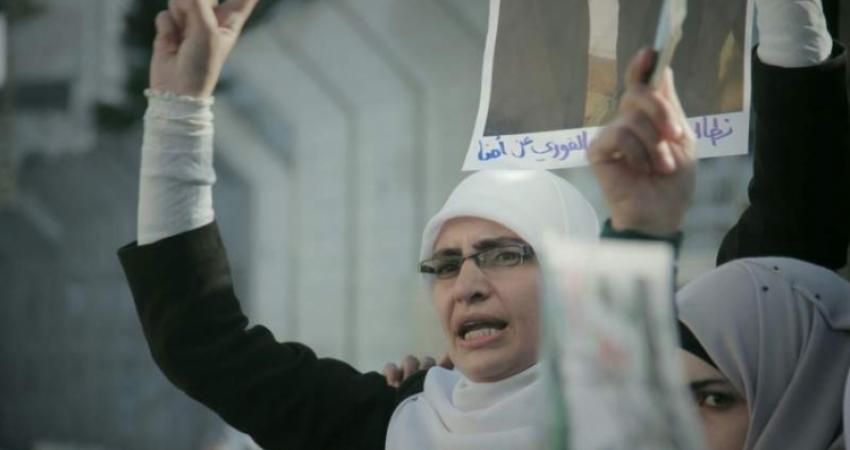 اقتحمت قوات الاحتلال الإسرائيلي صباح اليوم الاثنين منزل المرابطة هنادي الحلواني في القدس المحتلة. يذكر أن سلطات الاحتلال كانت قد اعتقلت الحلواني سابقاً أثناء قمع مسيرة سلمية للمرابطات في محيط المسجد الأقصى المبارك، إضافة إلى إصدار قرار بإبعادها عن مدينة ا