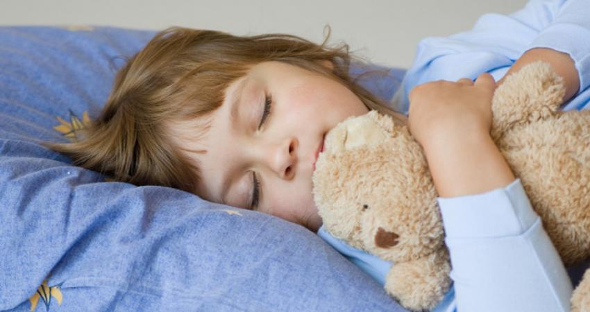 لماذا يُنصح بـ نوم الأطفال قبل الساعة التاسعة؟