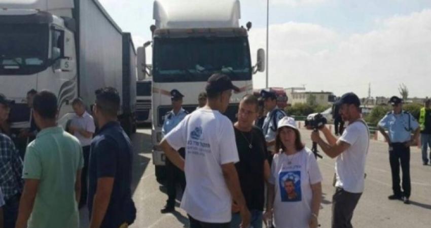 مستوطنون يغلقون الطريق المؤدي إلى معبر 