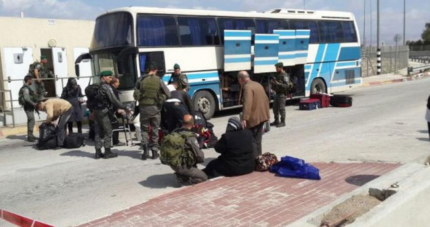 الاحتلال منع سفر 29 مواطناً عبر 